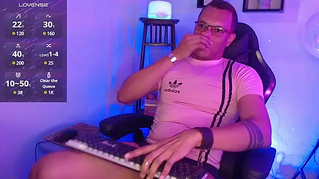 Snapshot of XhaseFoX chatting on February 6, 3:37 am XhaseFoX online show from February 6, 3:37 am