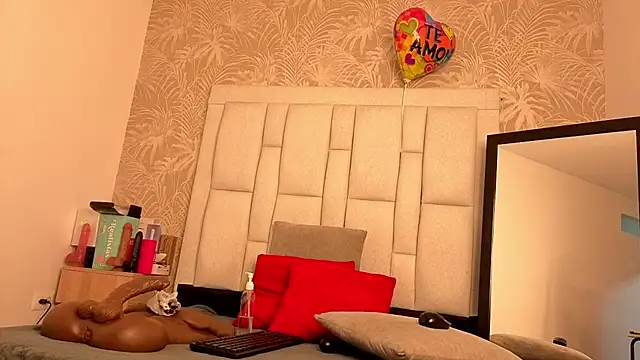 dafnnelewis online show from December 1, 11:15 am