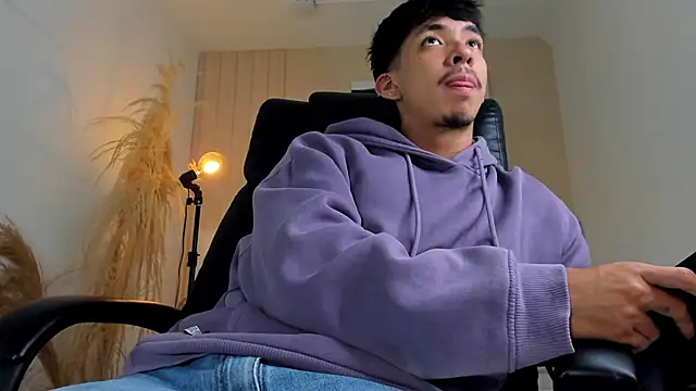 Snapshot of ISAAC_CRYSTON chatting on December 3, 7:45 pm ISAAC CRYSTON online show from December 3, 7:45 pm