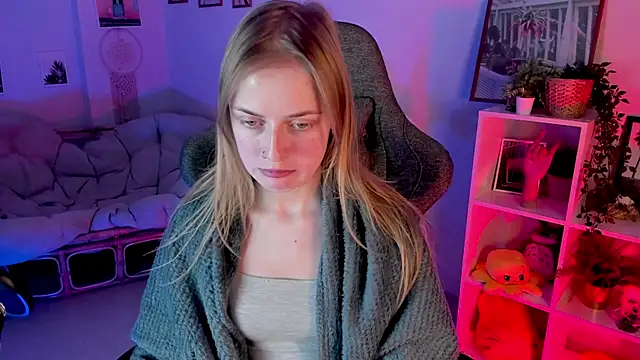 Snapshot of KiraMontoya chatting on March 7, 8:44 pm KiraMontoya online show from March 7, 8:44 pm