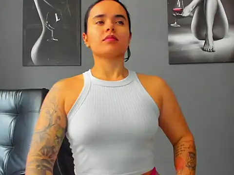 Snapshot of karlyjons12 chatting on December 16, 4:23 pm karlyjons12 online show from December 16, 4:23 pm