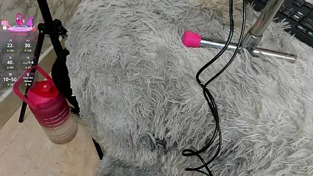 IVISBOUNCYASS online show from April 19, 1:43 pm