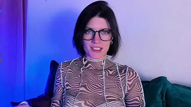 Snapshot of roxy_riot_ chatting on February 7, 7:29 am roxy riot online show from February 7, 7:29 am