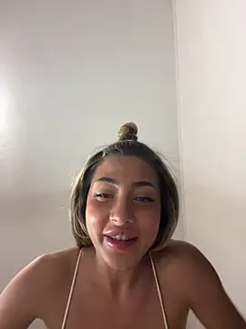 Snapshot of BonyBon29 chatting on February 13, 4:07 pm BonyBon29 online show from February 13, 4:07 pm