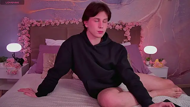 AdrianoAubert online show from February 7, 3:10 am