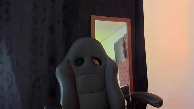 Sophia Brunett online show from February 19, 6:33 am