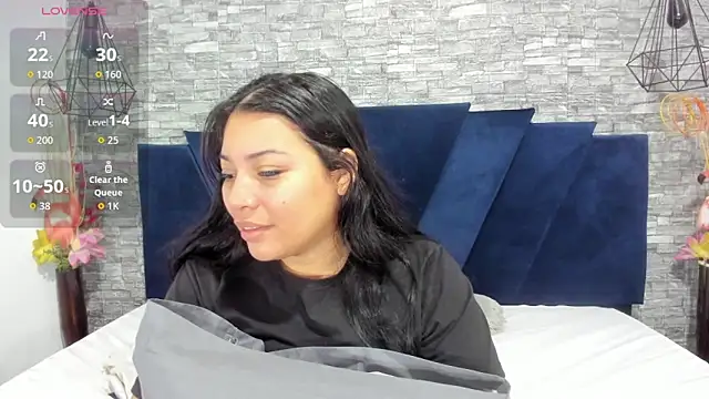 Sophia Brunett online show from December 2, 11:59 am