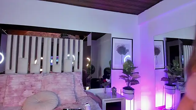 Snapshot of Cloee_Rainbow1 chatting on November 13, 11:42 am Cloee Rainbow1 online show from November 13, 11:42 am