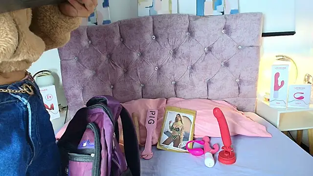 Skye Moore online show from October 1, 12:11 pm