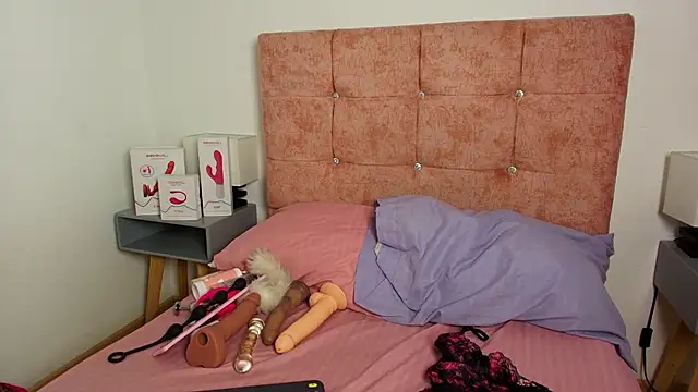 Skye Moore online show from October 14, 12:06 pm