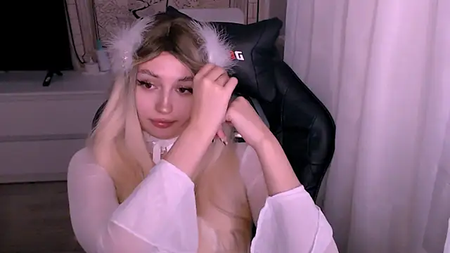 Snapshot of beauty_blonde chatting on November 10, 2:10 am beauty blonde online show from November 10, 2:10 am