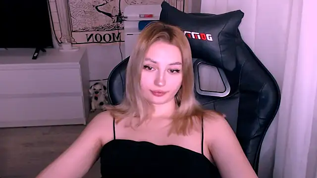 Snapshot of beauty_blonde chatting on November 12, 1:17 am beauty blonde online show from November 12, 1:17 am