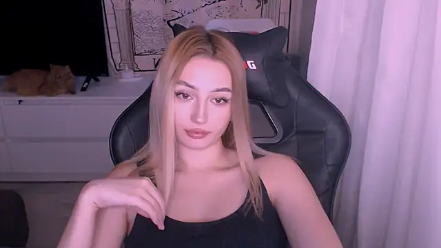 Snapshot of beauty_blonde chatting on November 26, 2:34 am beauty blonde online show from November 26, 2:34 am