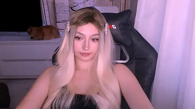 Snapshot of beauty_blonde chatting on November 28, 2:58 am beauty blonde online show from November 28, 2:58 am