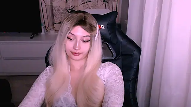 Snapshot of beauty_blonde chatting on December 1, 12:15 am beauty blonde online show from December 1, 12:15 am