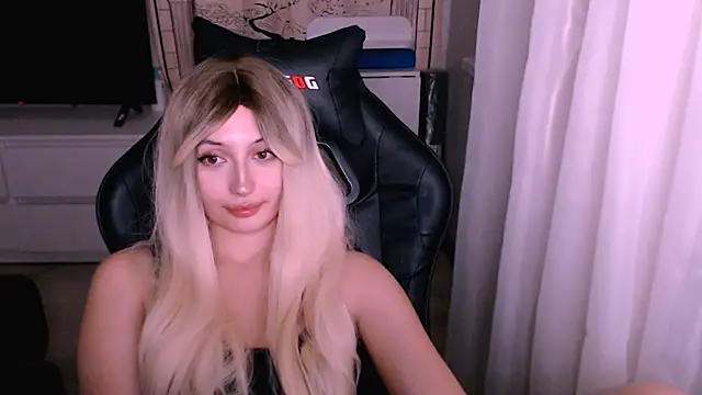 Snapshot of beauty_blonde chatting on December 1, 12:21 pm beauty blonde online show from December 1, 12:21 pm