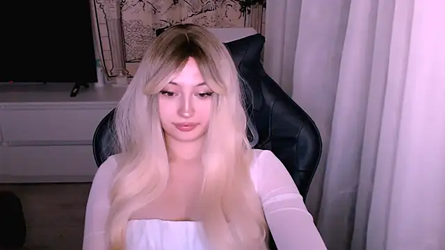 Snapshot of beauty_blonde chatting on December 3, 12:51 am beauty blonde online show from December 3, 12:51 am