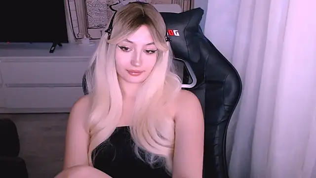 Snapshot of beauty_blonde chatting on December 4, 2:54 am beauty blonde online show from December 4, 2:54 am