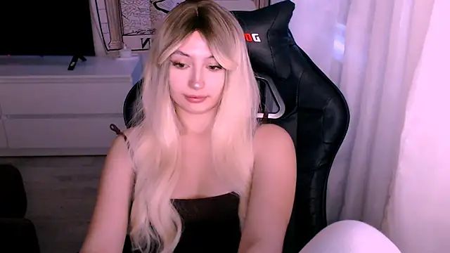 Snapshot of beauty_blonde chatting on December 5, 3:15 am beauty blonde online show from December 5, 3:15 am