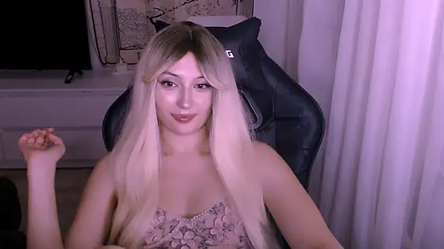 Snapshot of beauty_blonde chatting on December 15, 4:00 pm beauty blonde online show from December 15, 4:00 pm