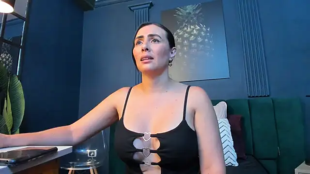 scarlet edwars online show from April 6, 6:31 pm