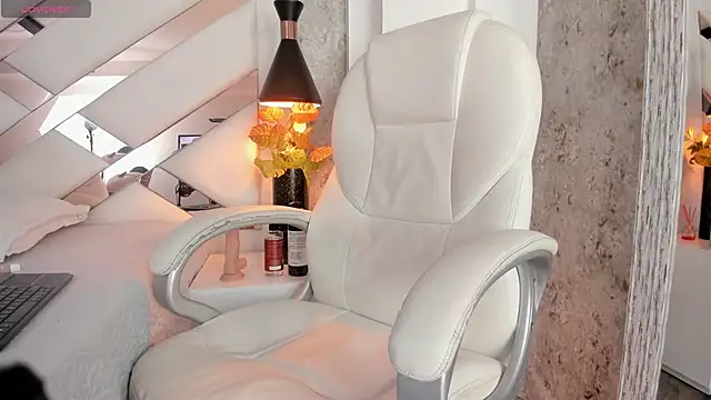 Giselle Lauren online show from February 17, 8:58 pm