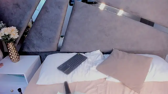 Giselle Lauren online show from October 18, 8:09 pm