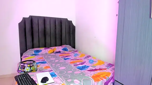 Snapshot of moree_Queen chatting on December 3, 7:45 pm moree Queen online show from December 3, 7:45 pm