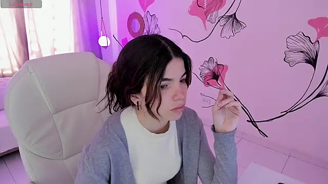 Isabela Fiorelli online show from April 12, 1:05 pm