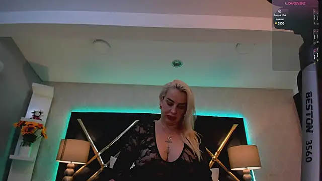 Snapshot of SophieWinsloow chatting on March 8, 1:36 pm SophieWinsloow online show from March 8, 1:36 pm