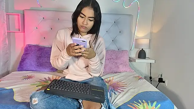 ariana smiith online show from March 1, 1:18 pm