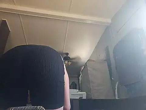 Snapshot of ShysluutGia chatting on February 8, 7:05 pm ShysluutGia online show from February 8, 7:05 pm