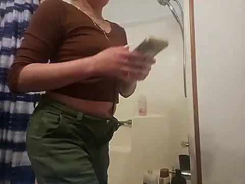 Snapshot of ShysluutGia chatting on February 13, 3:39 am ShysluutGia online show from February 13, 3:39 am