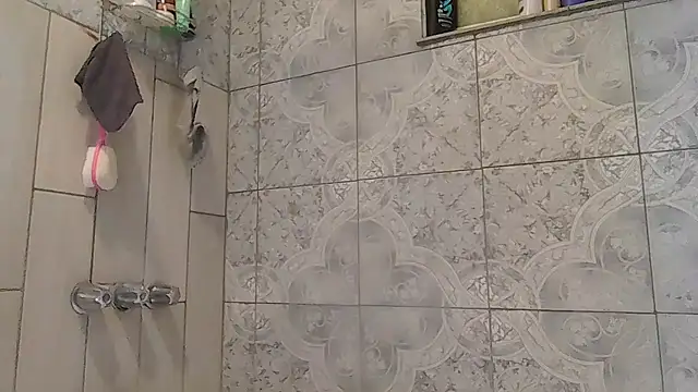 Snapshot of ShysluutGia chatting on October 6, 9:51 am ShysluutGia online show from October 6, 9:51 am