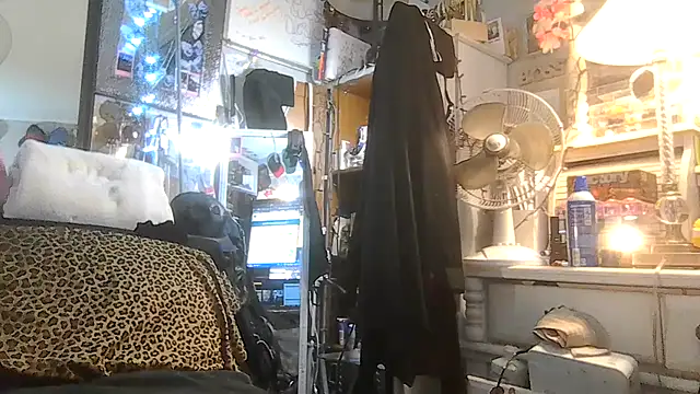 Snapshot of ShysluutGia chatting on October 7, 9:28 am ShysluutGia online show from October 7, 9:28 am