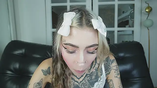 Snapshot of miss___angel chatting on February 17, 11:07 am miss angel online show from February 17, 11:07 am