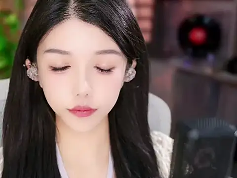 Snapshot of vv-77 chatting on December 4, 8:17 pm vv-77 online show from December 4, 8:17 pm