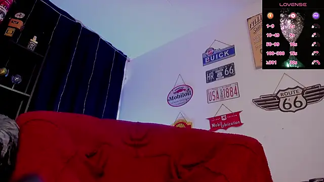 Snapshot of anuvyz_miller_ chatting on April 25, 1:41 pm anuvyz miller online show from April 25, 1:41 pm