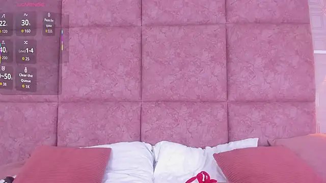 Snapshot of LilyRoxi chatting on December 13, 9:53 pm LilyRoxi online show from December 13, 9:53 pm