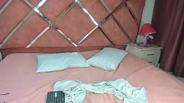 Snapshot of _JuliSweet_ chatting on March 20, 12:00 pm JuliSweet online show from March 20, 12:00 pm