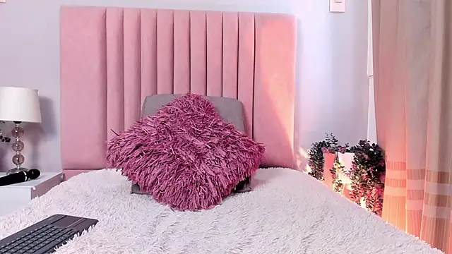 Snapshot of MiaHertz chatting on November 28, 11:57 am MiaHertz online show from November 28, 11:57 am