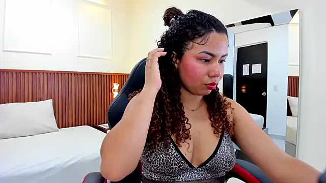 Snapshot of MELINAMARTINS chatting on February 18, 7:41 pm MELINAMARTINS online show from February 18, 7:41 pm