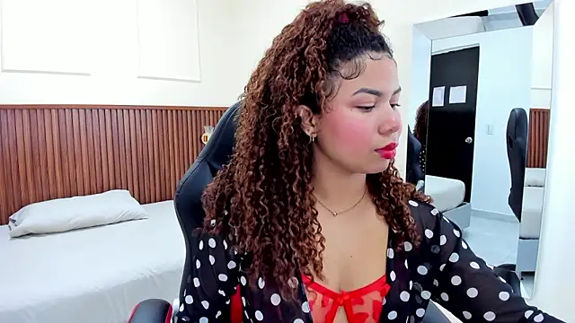 Snapshot of MELINAMARTINS chatting on February 24, 7:41 pm MELINAMARTINS online show from February 24, 7:41 pm