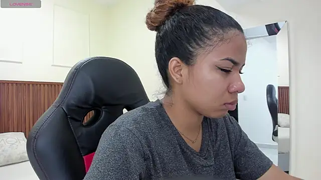 Snapshot of MELINAMARTINS chatting on November 5, 7:36 pm MELINAMARTINS online show from November 5, 7:36 pm