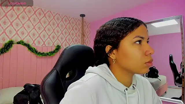 Snapshot of MELINAMARTINS chatting on November 29, 7:28 pm MELINAMARTINS online show from November 29, 7:28 pm