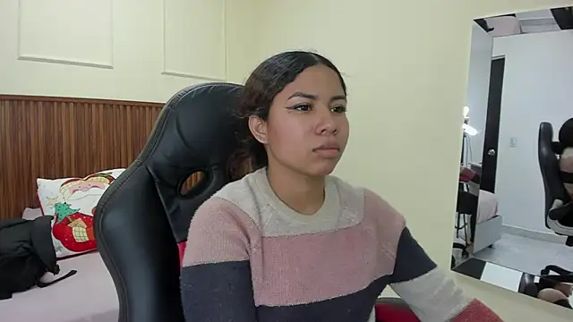 Snapshot of MELINAMARTINS chatting on December 4, 7:44 pm MELINAMARTINS online show from December 4, 7:44 pm