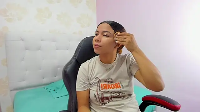 MELINAMARTINS online show from January 8, 8:11 pm