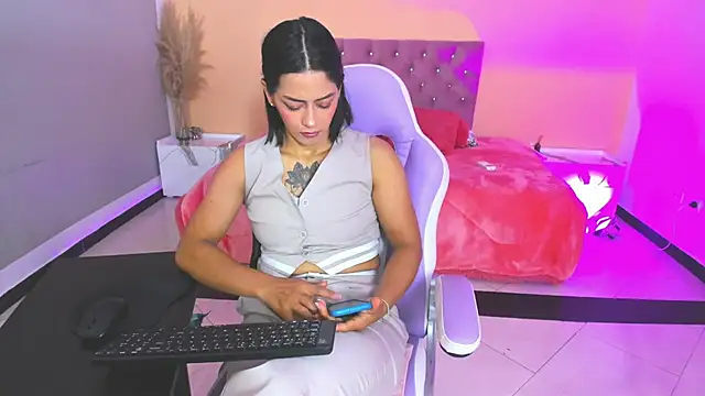 Snapshot of cristal_crossfitx chatting on December 15, 10:19 am cristal crossfitx online show from December 15, 10:19 am