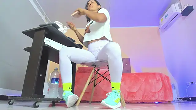 Snapshot of cristal_crossfitx chatting on February 19, 10:22 am cristal crossfitx online show from February 19, 10:22 am