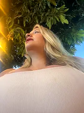 Snapshot of aurora_coldd chatting on October 29, 10:55 pm aurora coldd online show from October 29, 10:55 pm